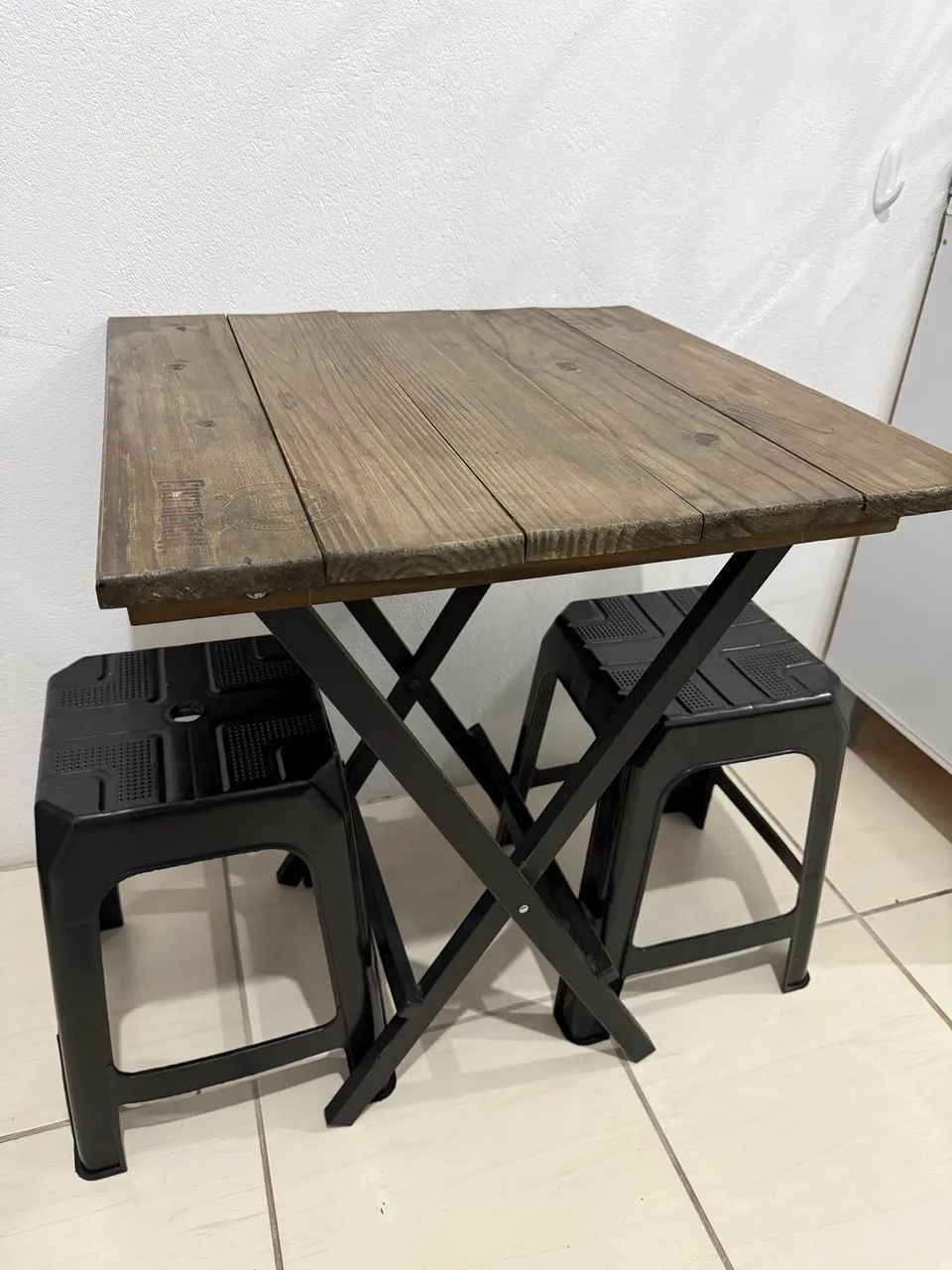 Mesa retrátil com duas banquetas
