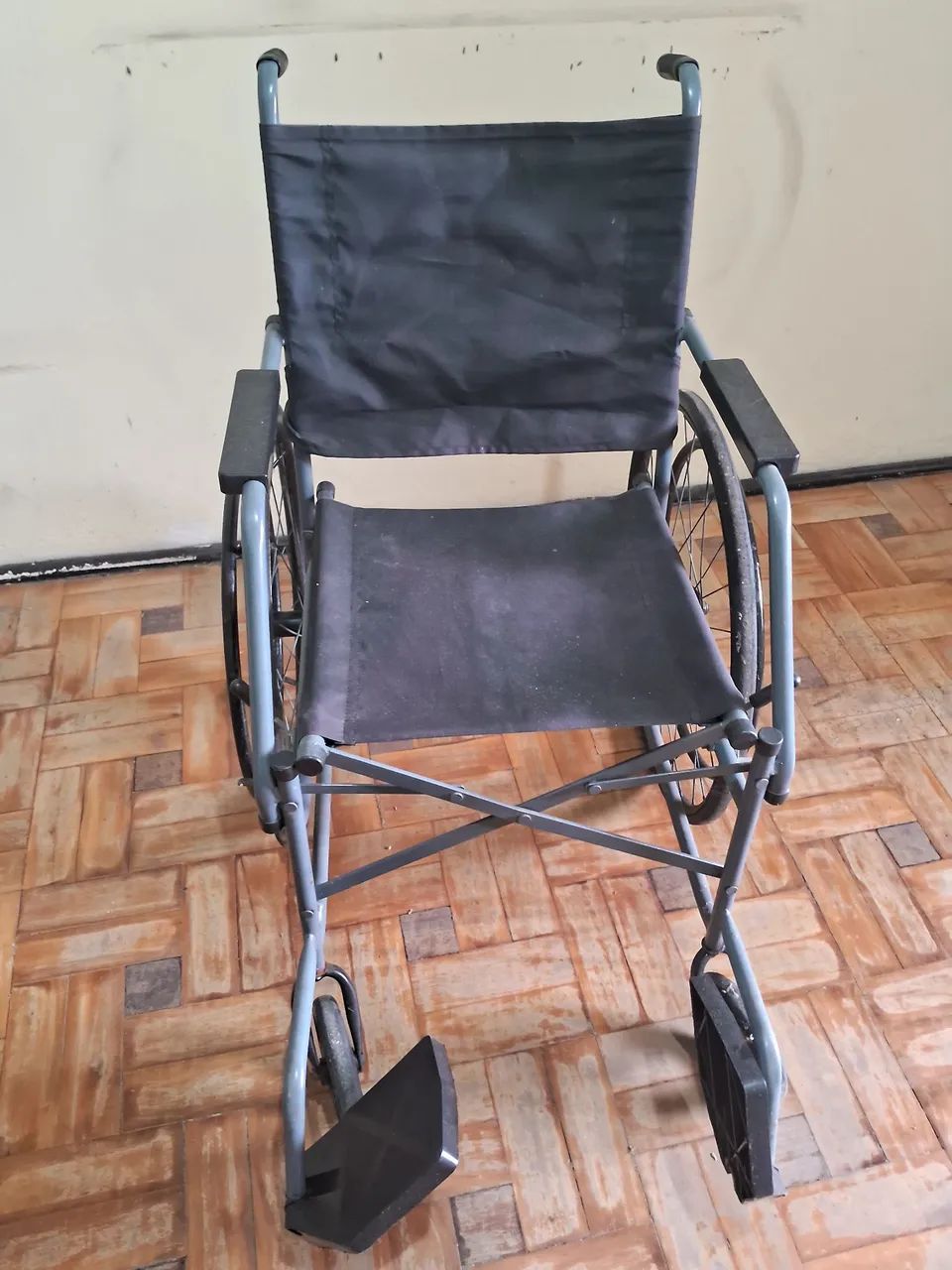 Vende-se Cadeira de roda