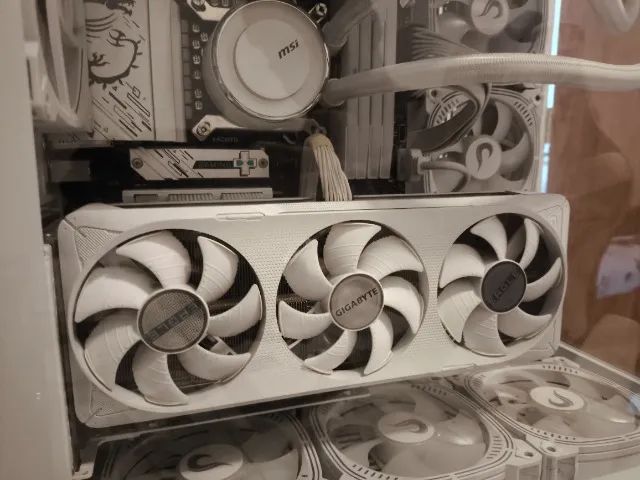 RTX 5070 Gigabyte - Foto 3