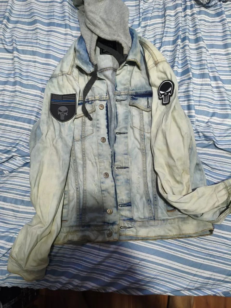 Jaqueta jeans com touca 