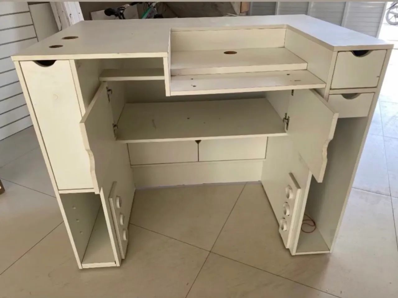 Balcão para melhorar seu atendimento com várias divisões e qualidade.