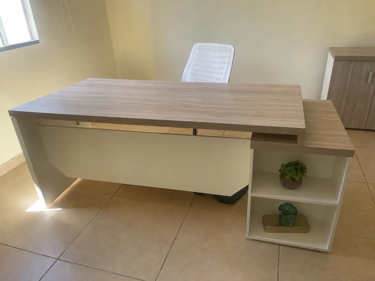 Mesa para escritório com armário auxiliar 