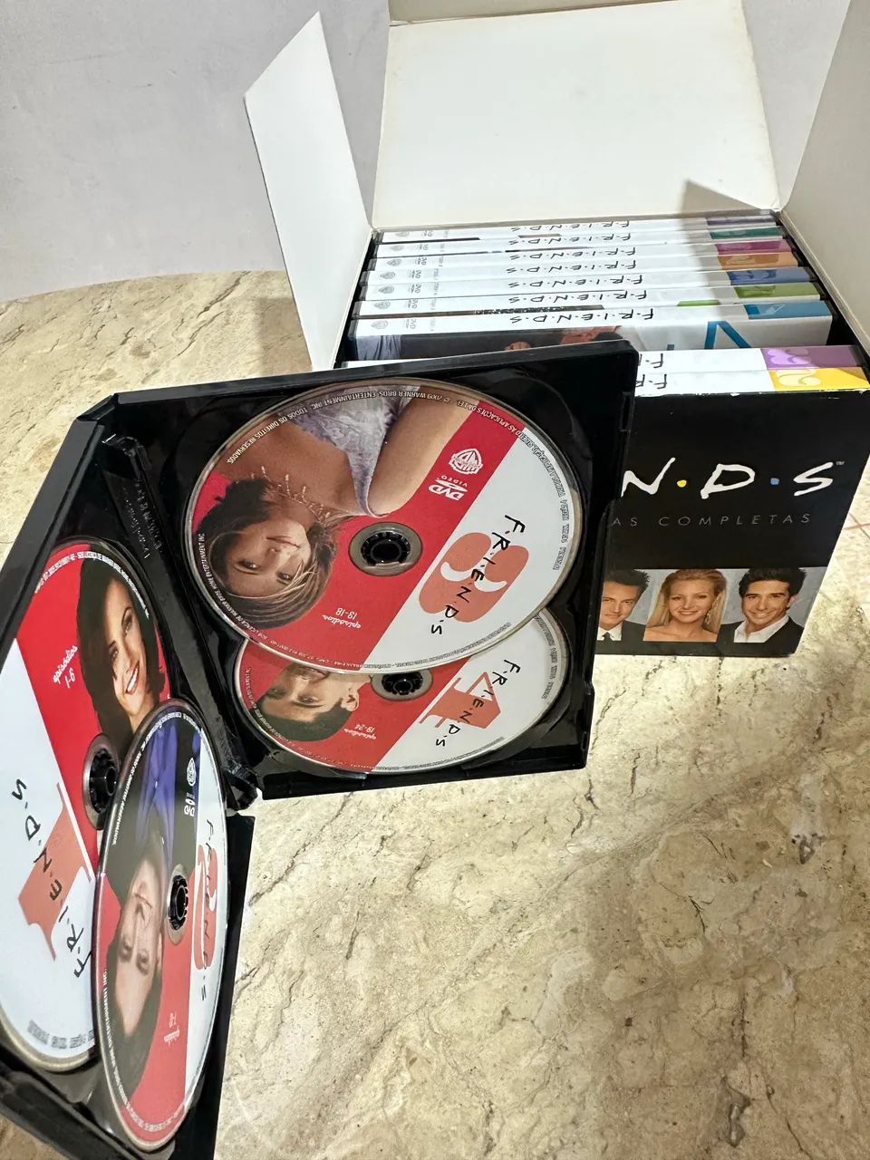 Vende- se: Box Friends As Dez Temporadas Completas - CDs, DVDs etc