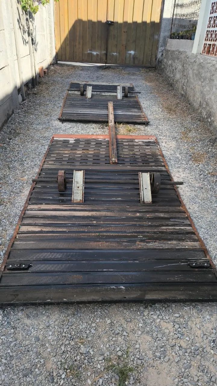 2 PORTAS DE AÇO C/ AS MOLAS ( OTIMO ESTADO ) - Foto 3