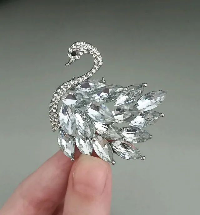 Broche de Cisne Pedraria Transparente (novo)