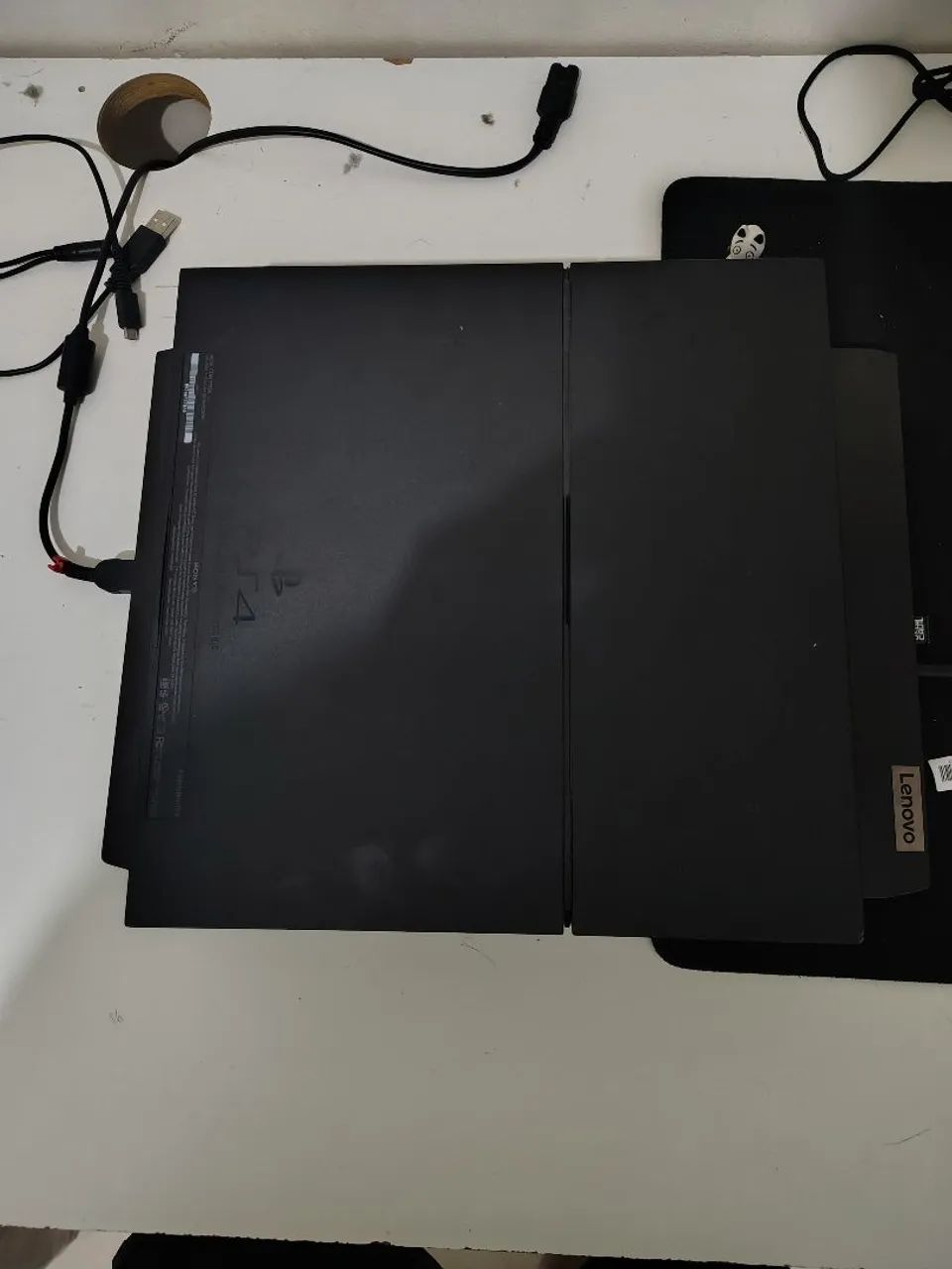 Ps4 com 2 controles e com detalhes 