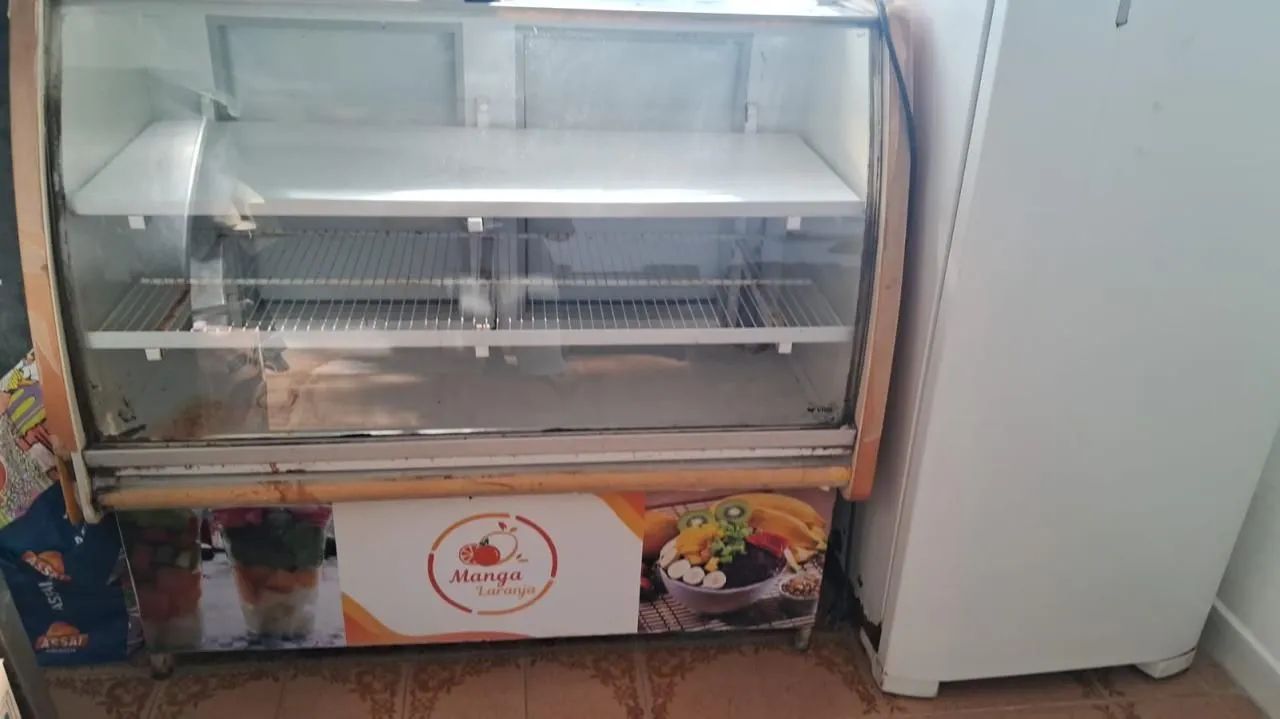 Expositora de bolo,água,sucos.