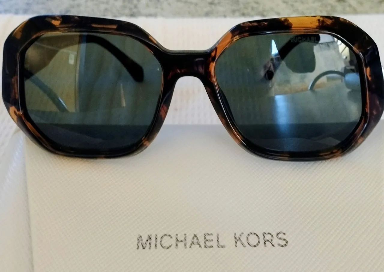 Óculos de sol Michael Kors feminino.