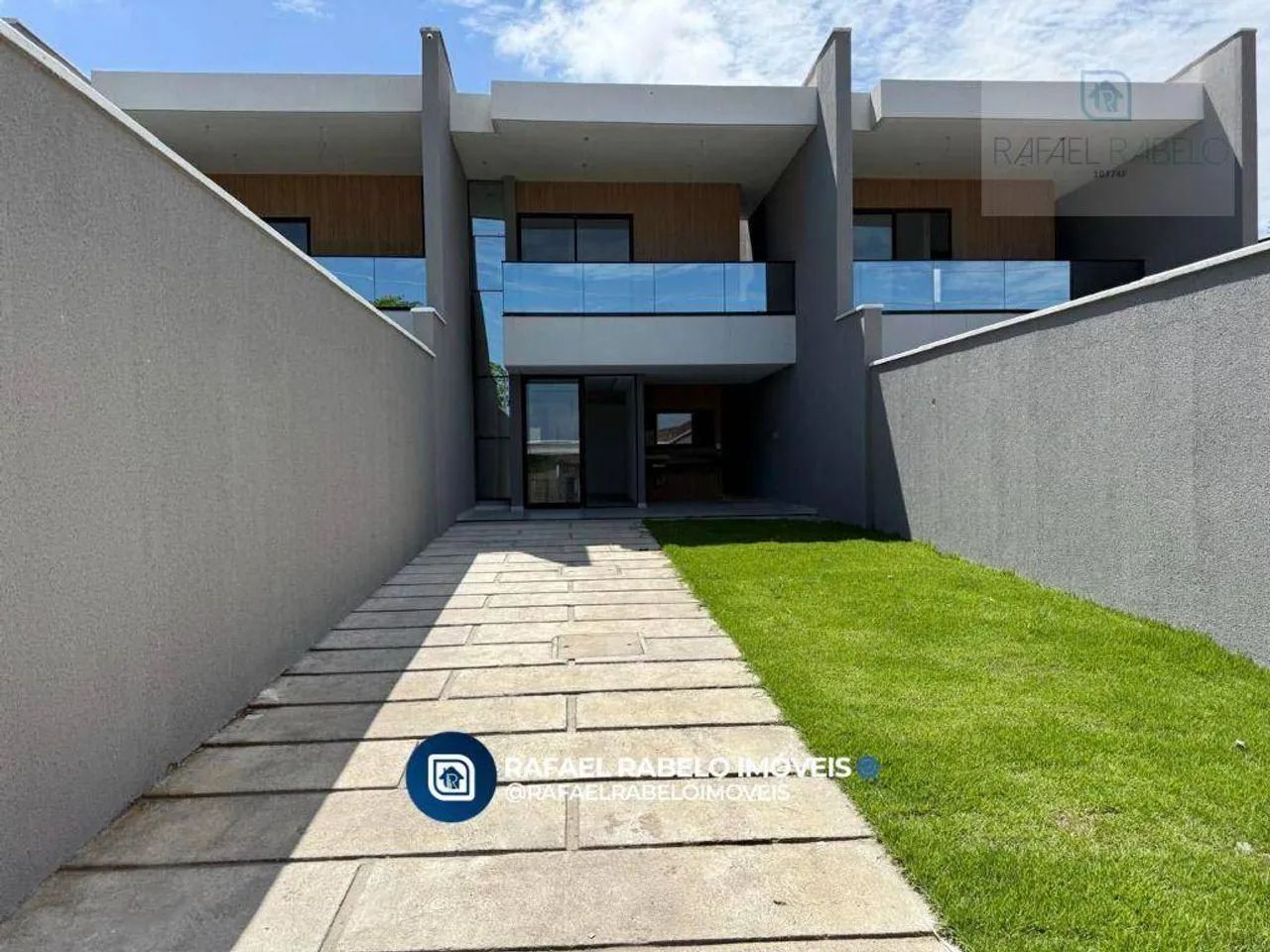 Casa duplex com 04 suítes à venda em Eusébio.