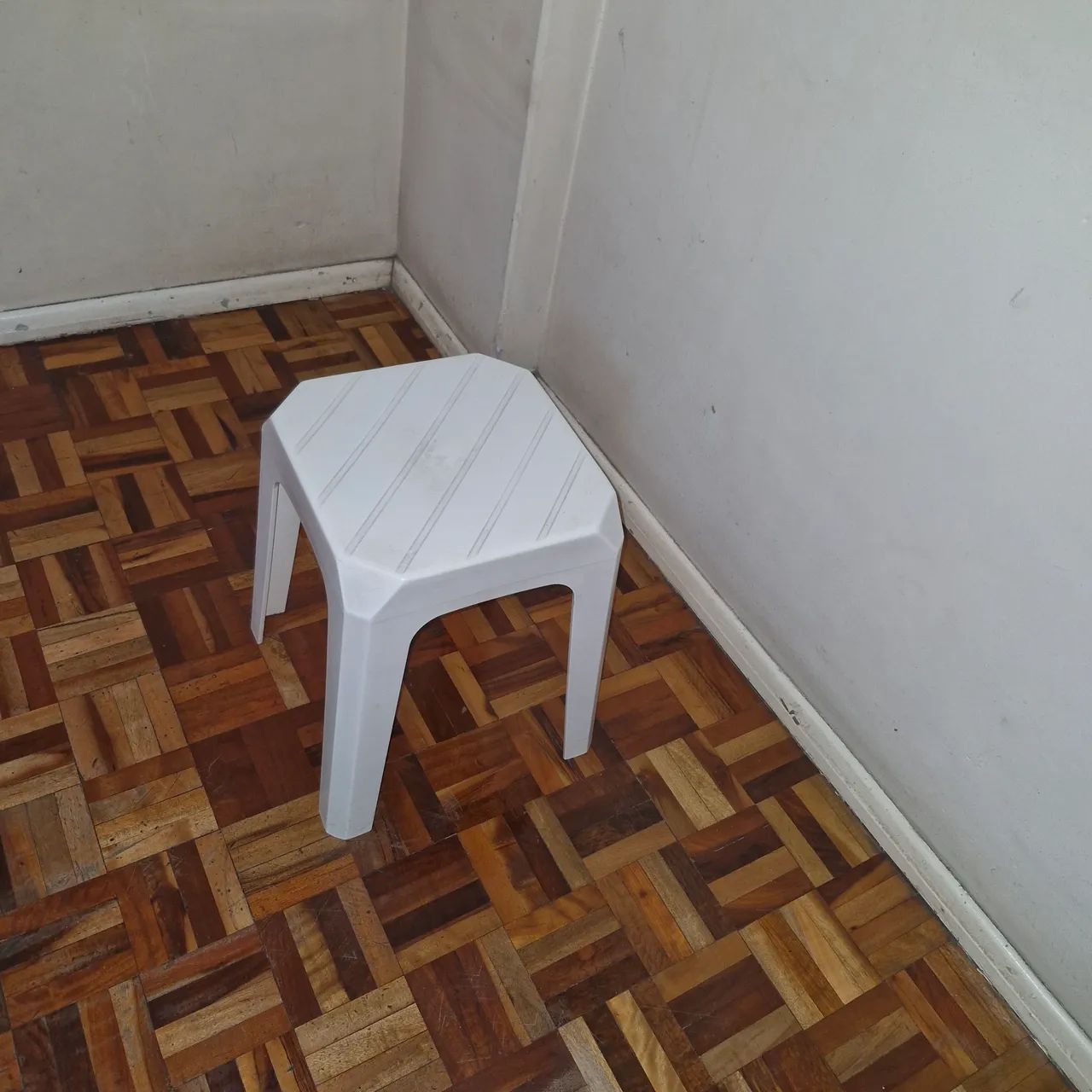Banqueta de plástico Astra 30×30×41cm bem resistente.  - Foto 2