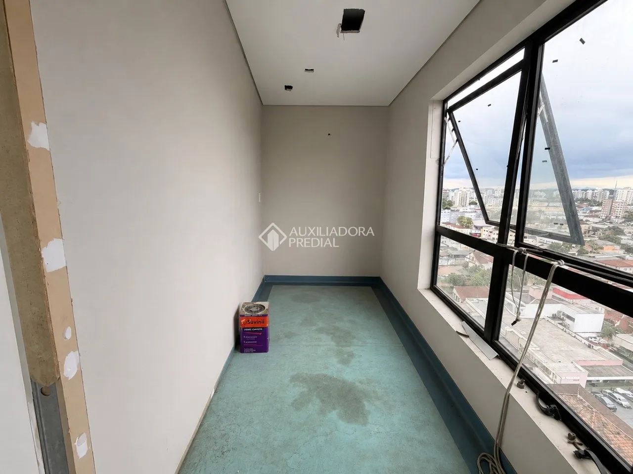 Sala comercial ampla com 127m² e 2 vagas para locação no centro de Joinville - Foto 5