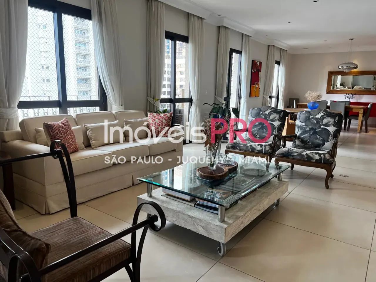 313m² com 4 suítes e 6 vagas em Moema.
