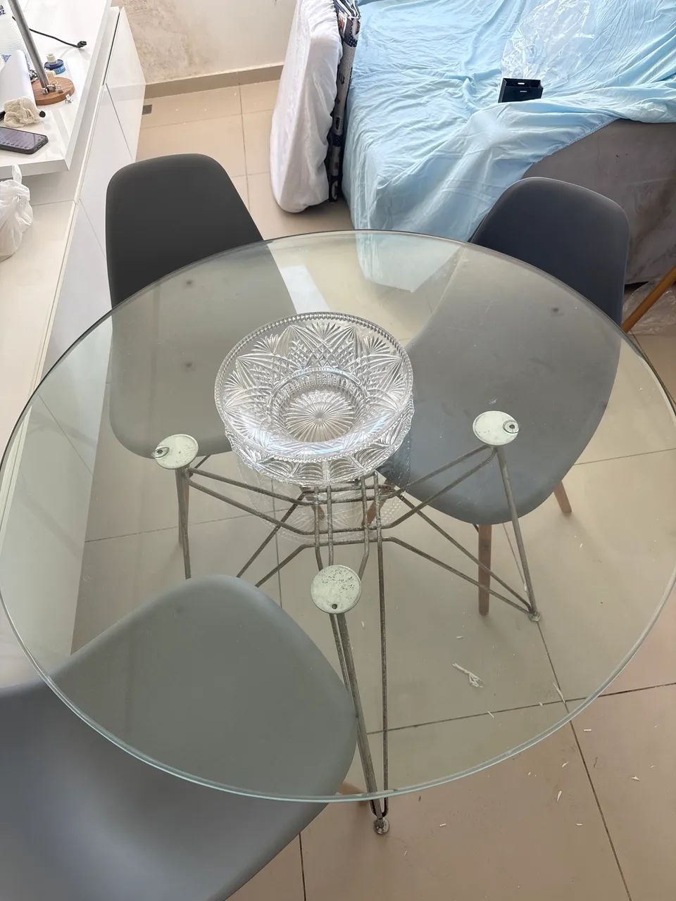 Mesa de vidro redonda 1,20m com 3 cadeiras Eames - Foto 3