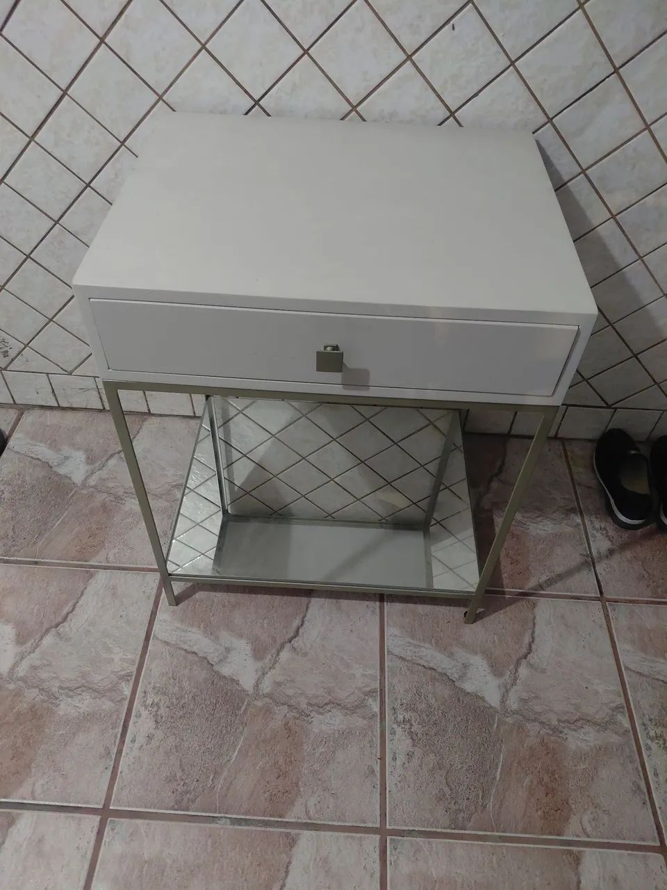 Vende -se criado mudo