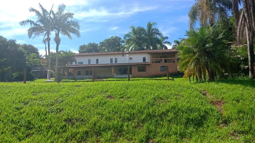 Chácara de 4000m² com 2 casas, piscina e área verde