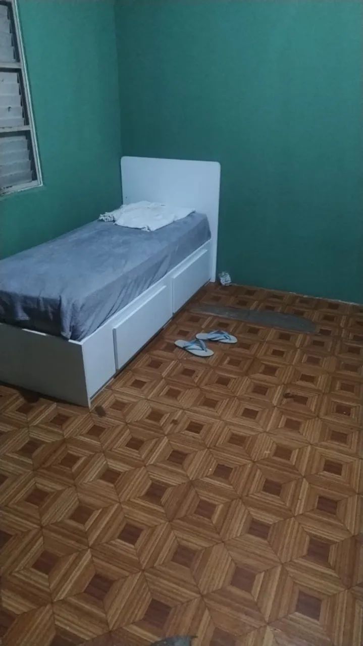Conjuto quarto solteiro Cama com duas gavetas e criado mudo e armário. 