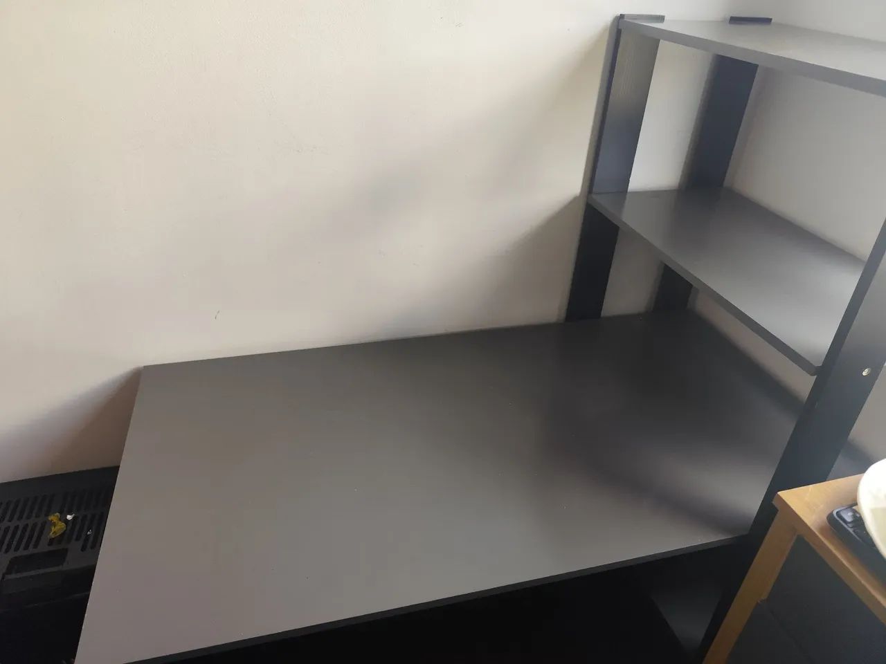 Mesa com estante na lateral 