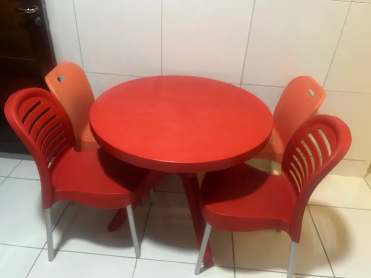 Mesa e 4 cadeiras de plástico  - Foto 3