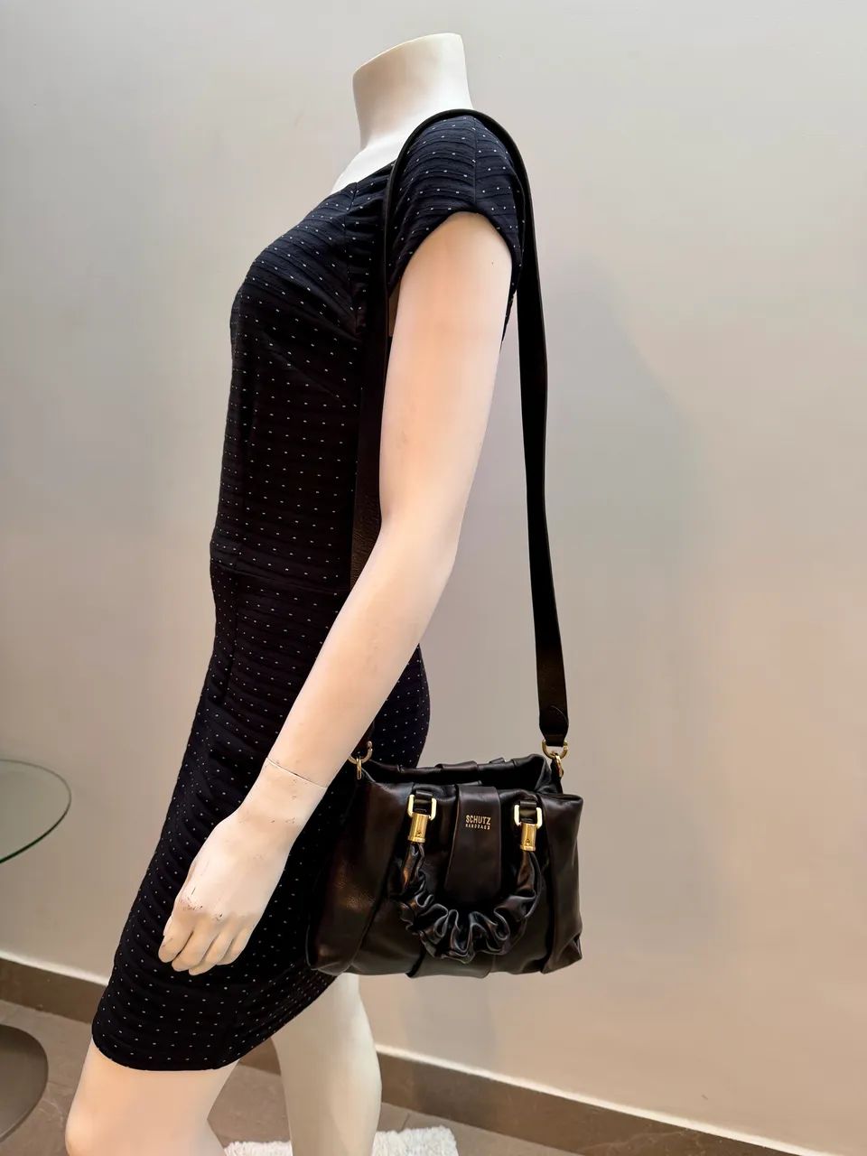 Bolsa Schutz Mini Tote Lorena Soft Couro Preta - Foto 4