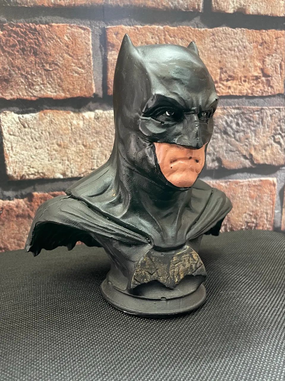 Estátua de gesso Kratos/Batman