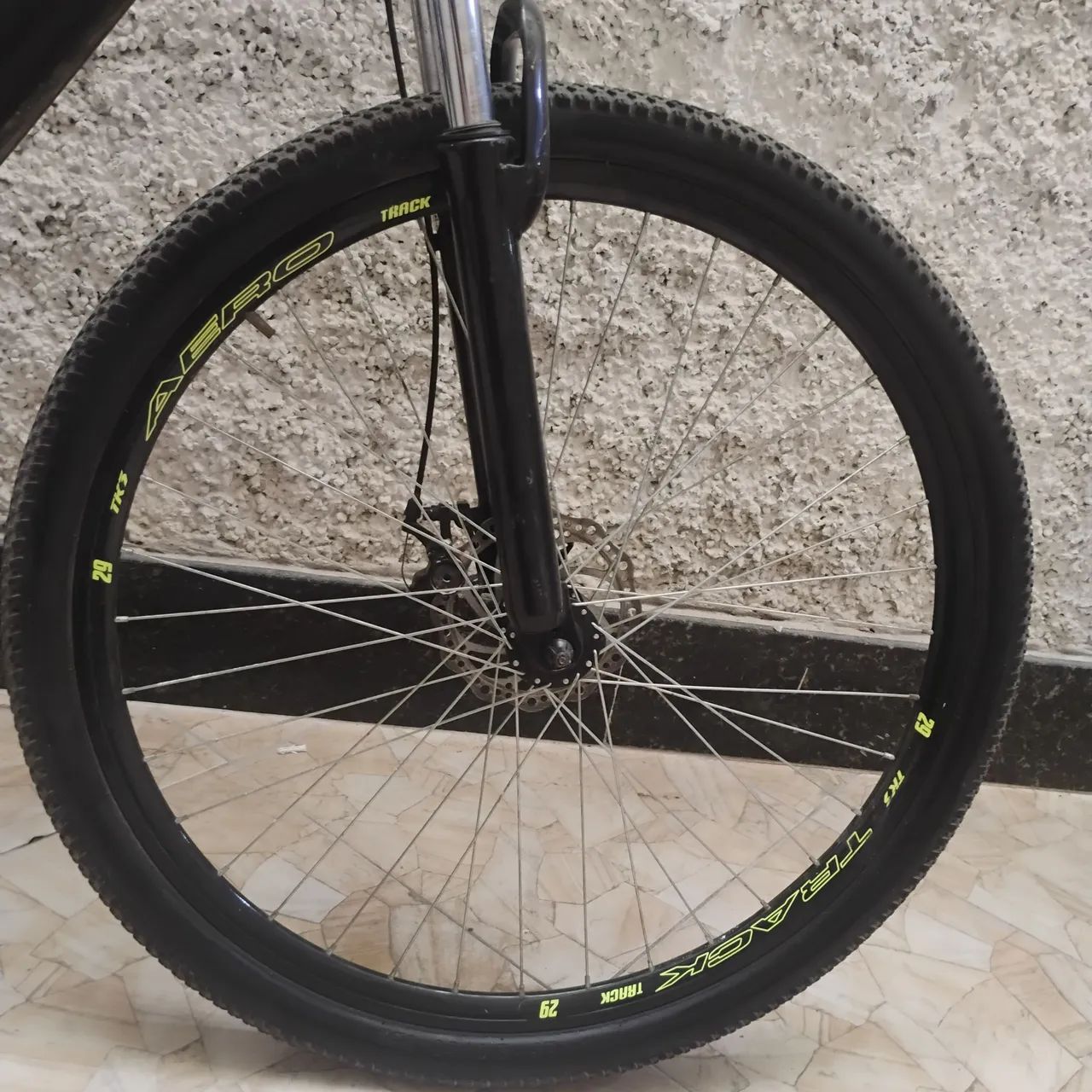 Bicicleta Tracker Aro 29. Precisa colocar corrente no lugar e regular freios. - Foto 3