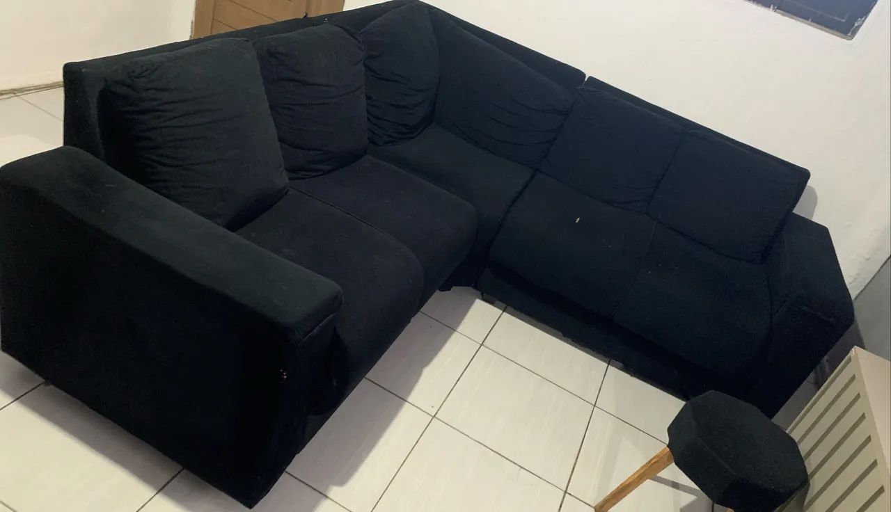 Vendo sofá grande na cor preta  - Foto 4
