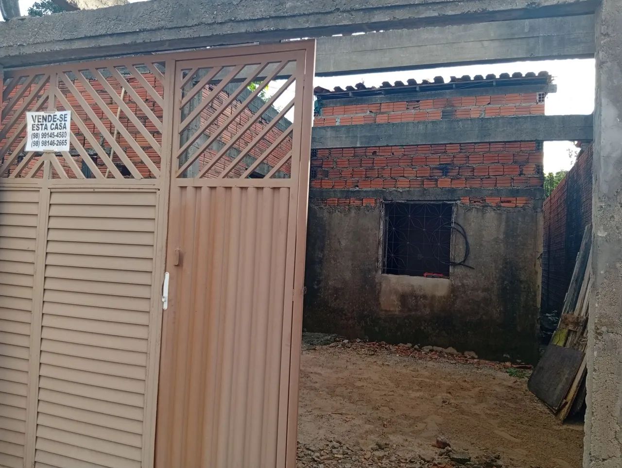 Vende-se uma casa 