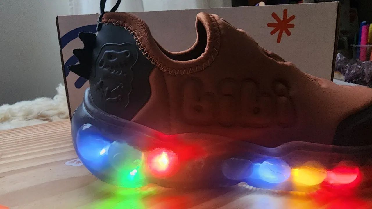 Tênis com Led - menino dinossauro - calçado num 29 - Foto 5