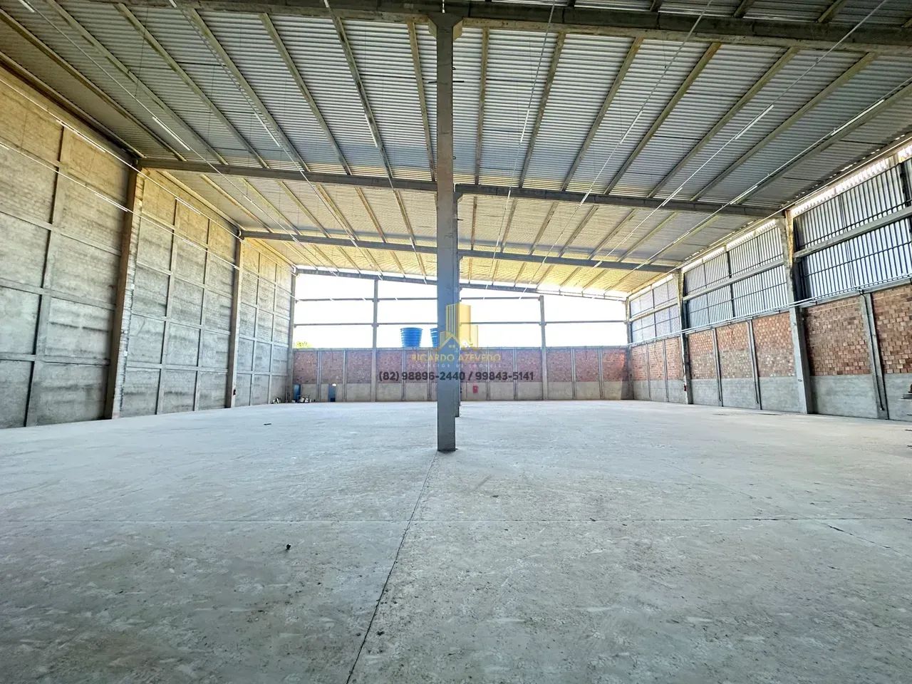Galpão com 2.163m², 03 Docas com plataformas, Mezanino e banheiros - Foto 4