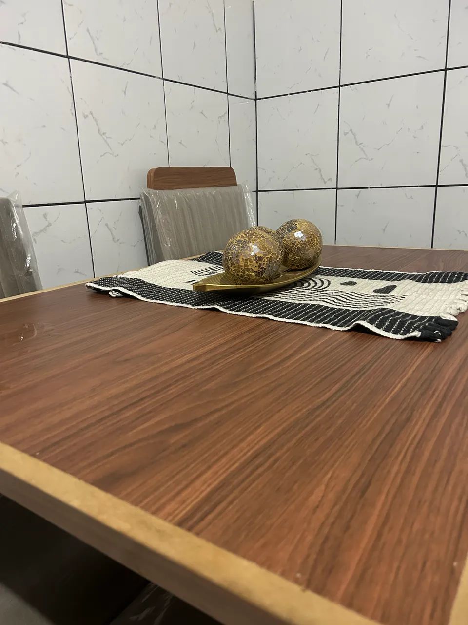 CONJUNTO DE MESA COM 4 CADEIRAS 465546556568381440