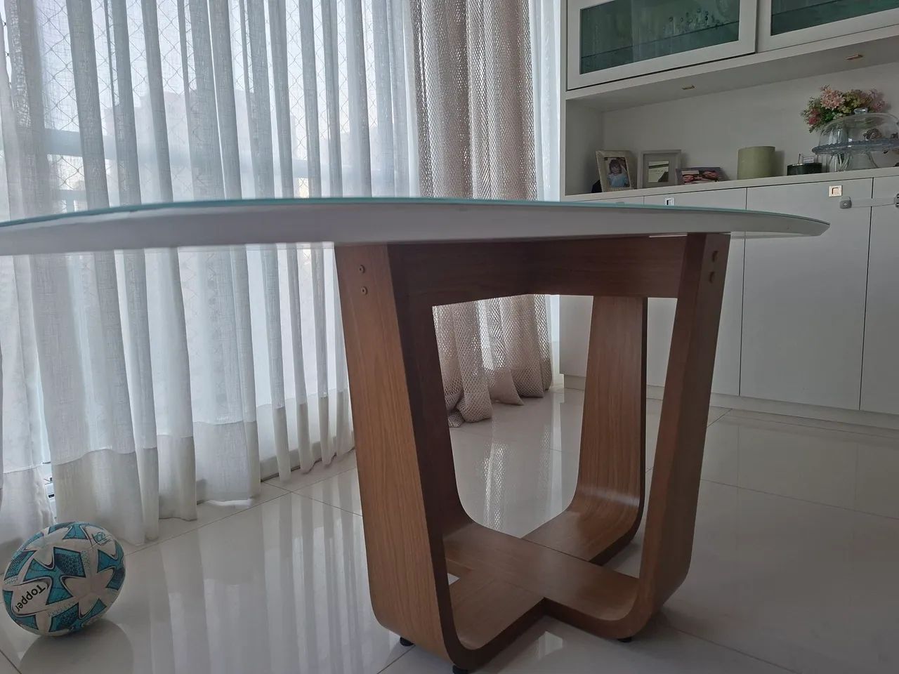 Mesa de jantar tampo de vidro retangular-ovalada semi nova. - Foto 2