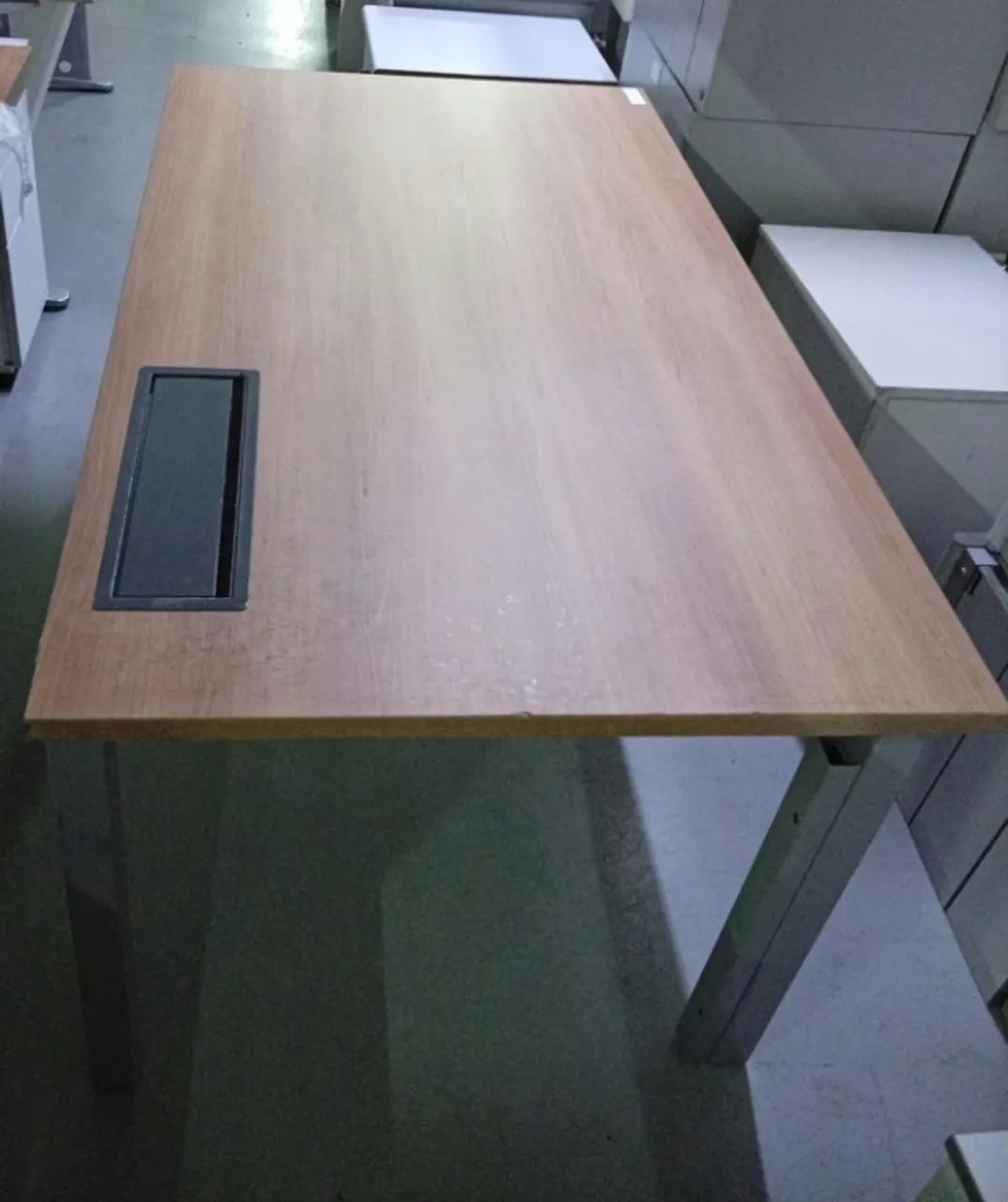 Mesa Retangular de Escritório com Passagem para Fios  - Foto 2