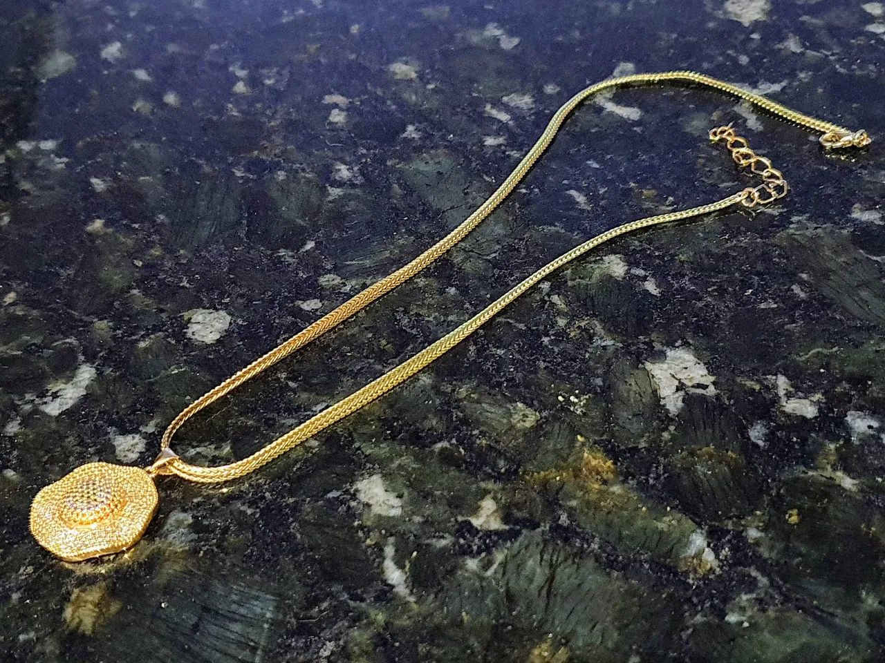 Colar Dourado com Pingente Detalhado - Foto 2