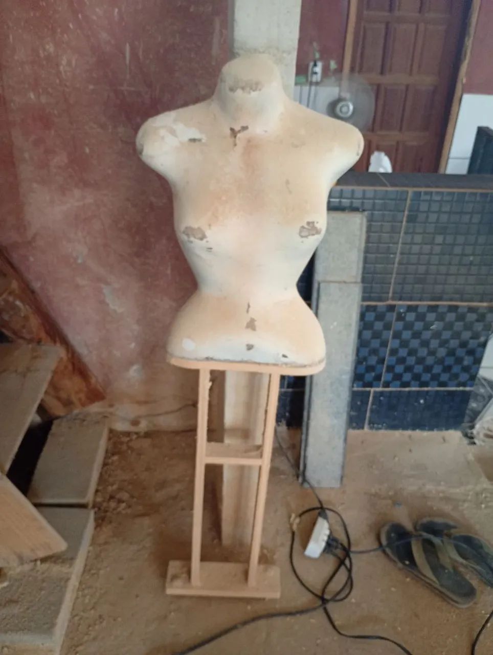 Mannequin de plástico com pés madeira, modelos antigo. - Foto 3