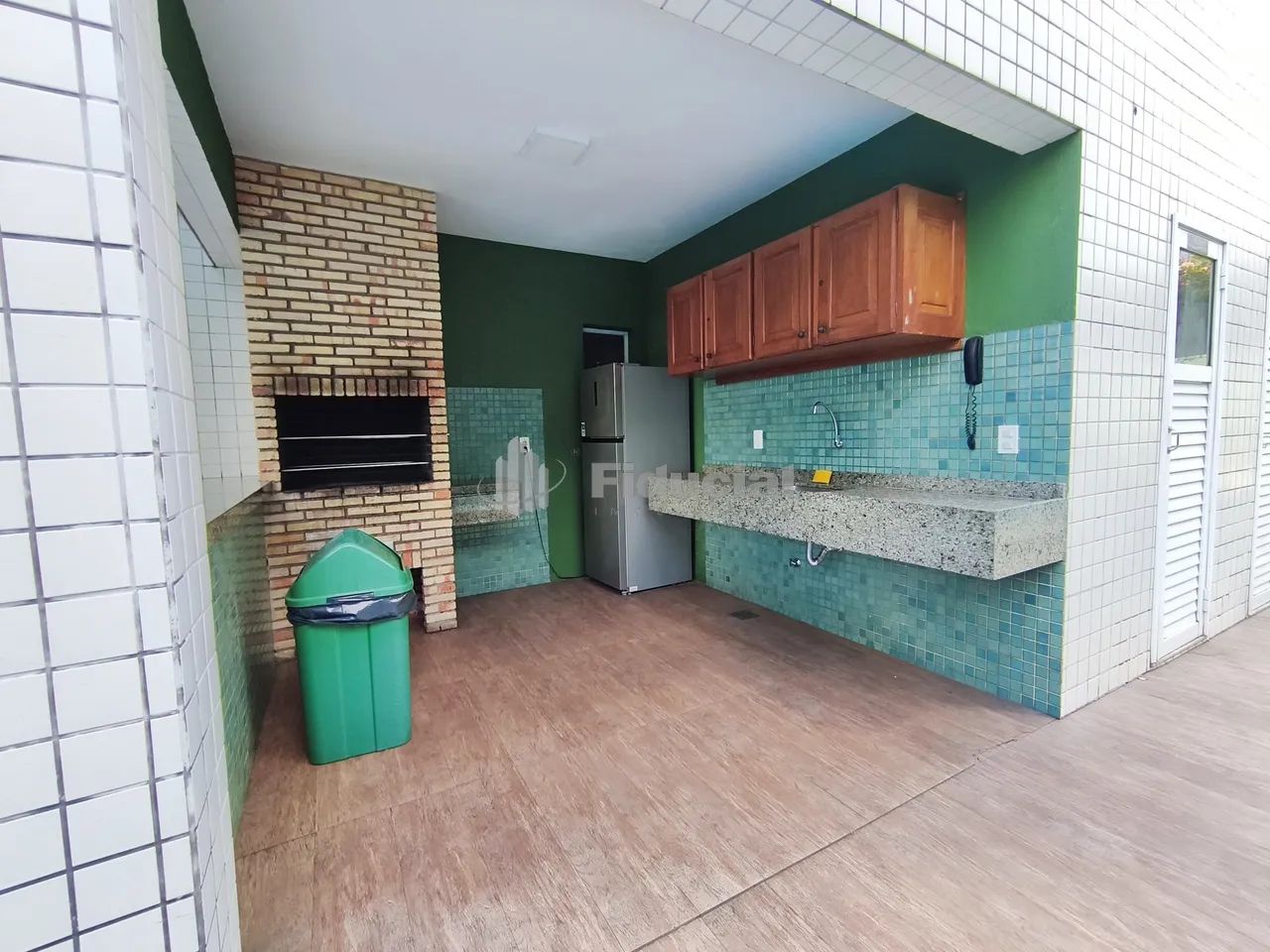 Apartamento mobiliado com 61m², varanda integrada à sala, 02 quartos sendo 01 suíte, WC so - Foto 3
