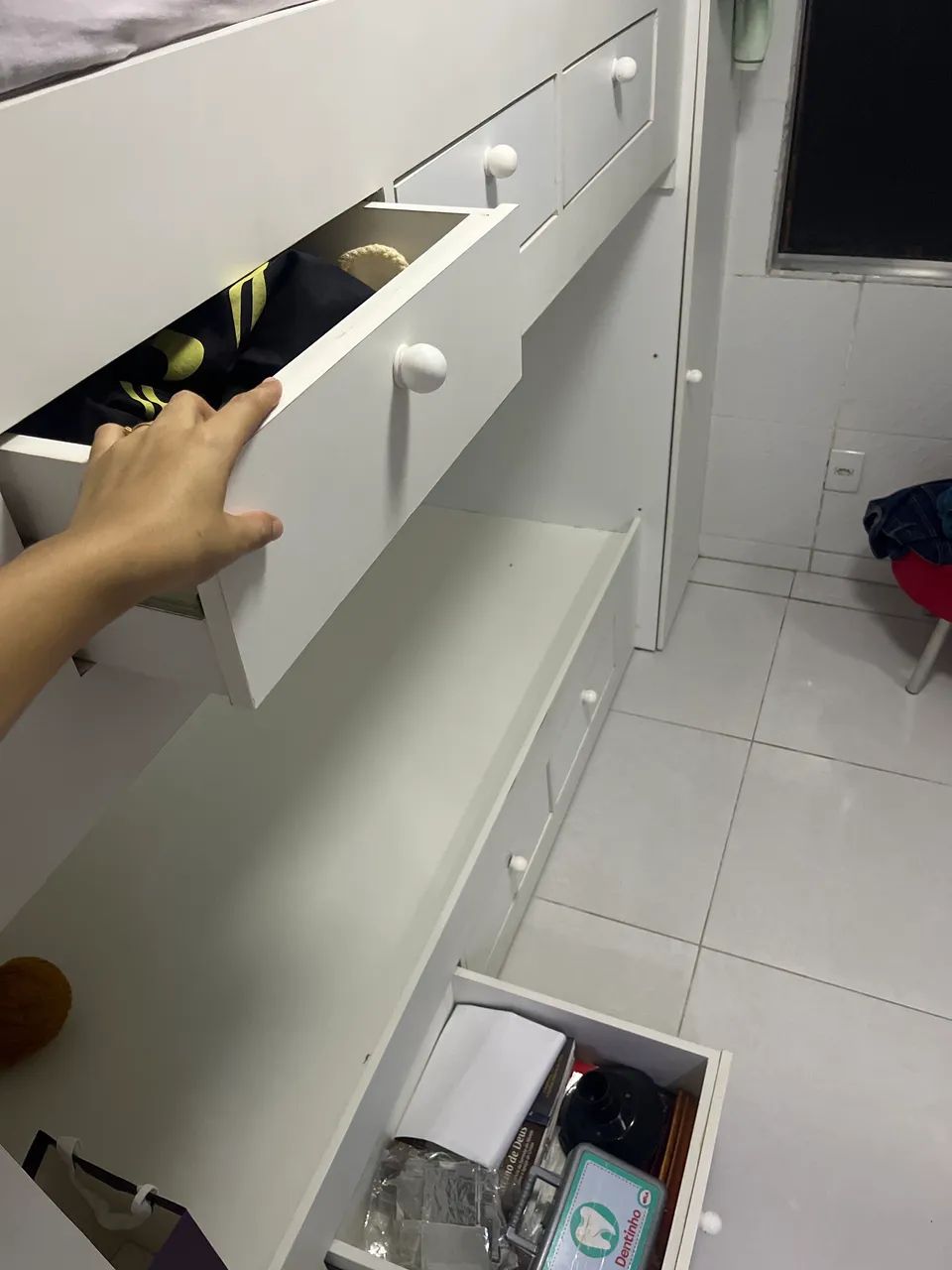 Beliche com gavetas e muitas partes para guardar coisas  - Foto 2