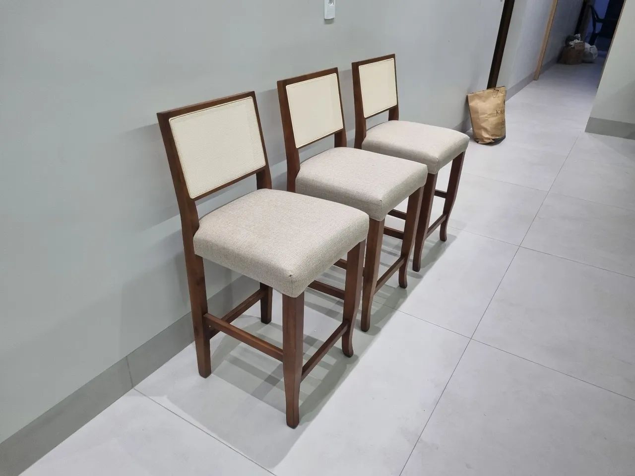 Conjunto Mesa maciça com 4 cadeiras e 3 banquetas em madeira maciça  - Foto 5