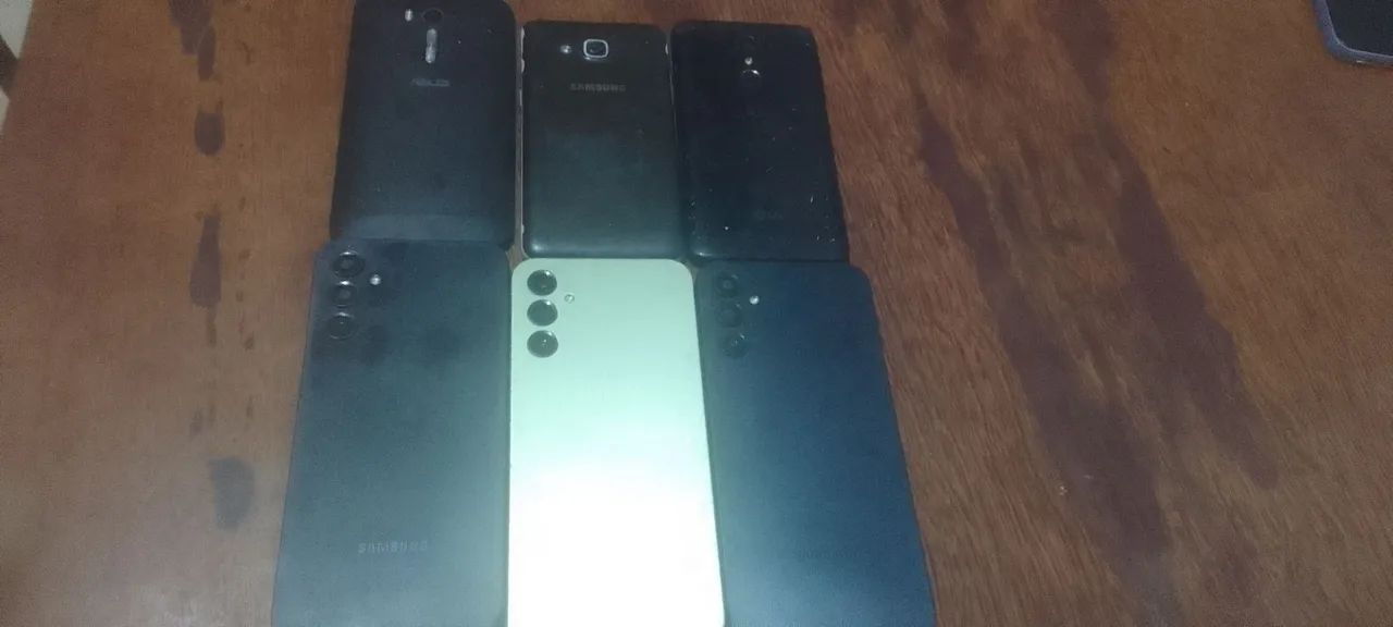 Celulares com desfeito nas placas