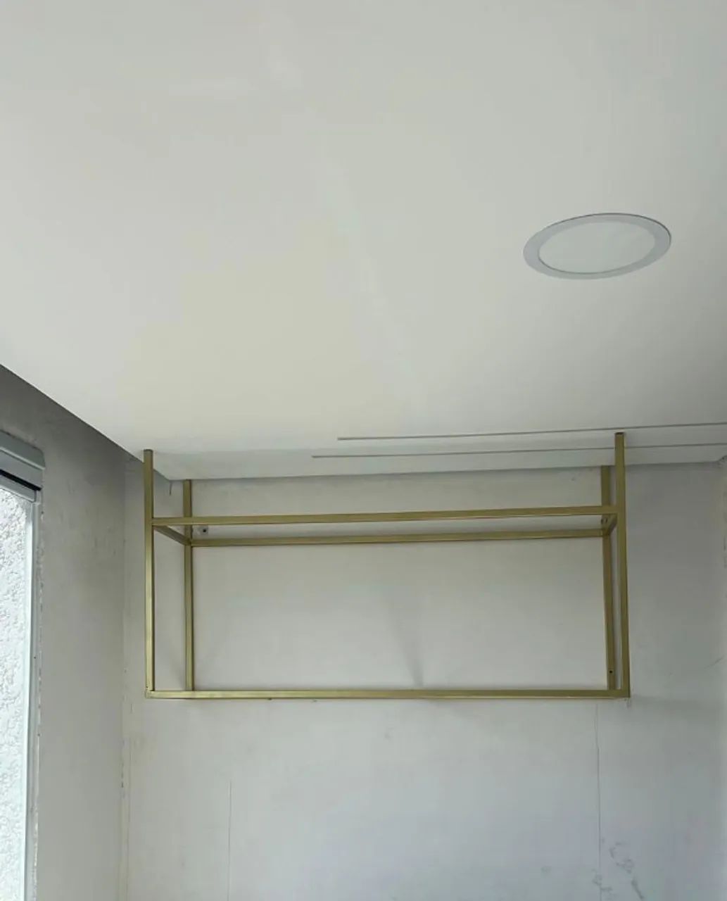 Prateleira suspensa dourada com 2 base em vidro R$ 150,00