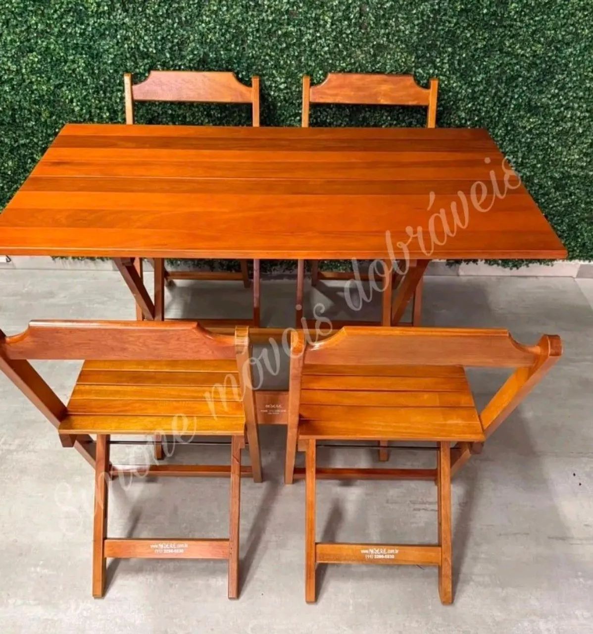 Mesa de madeira com 4 cadeiras