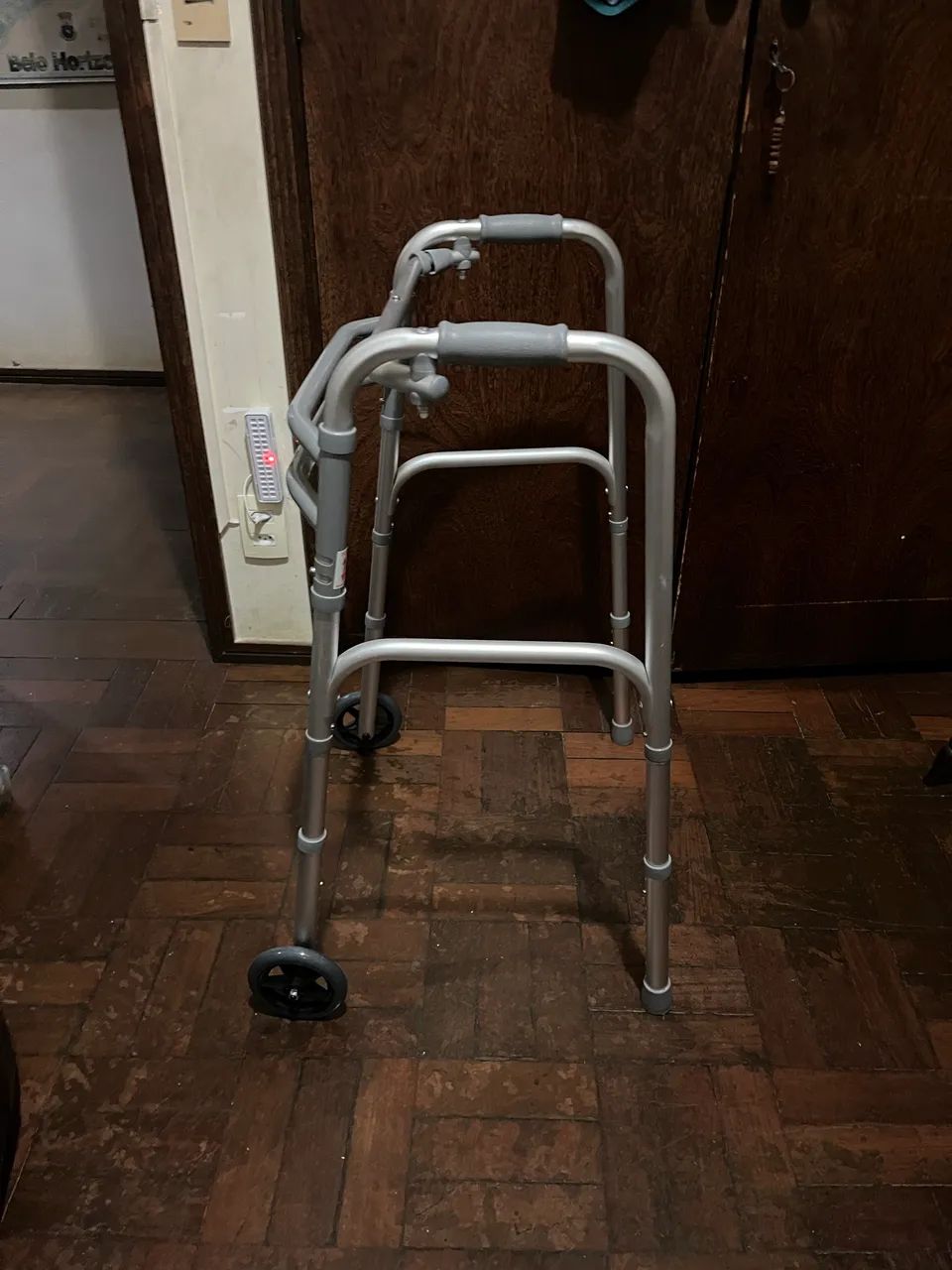 Andador idoso adulto articulado com rodinhas - Foto 2