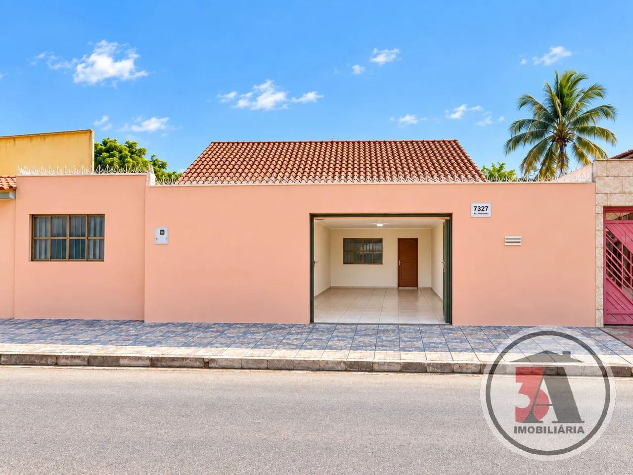 Casa ampla em área Comercial de PVH