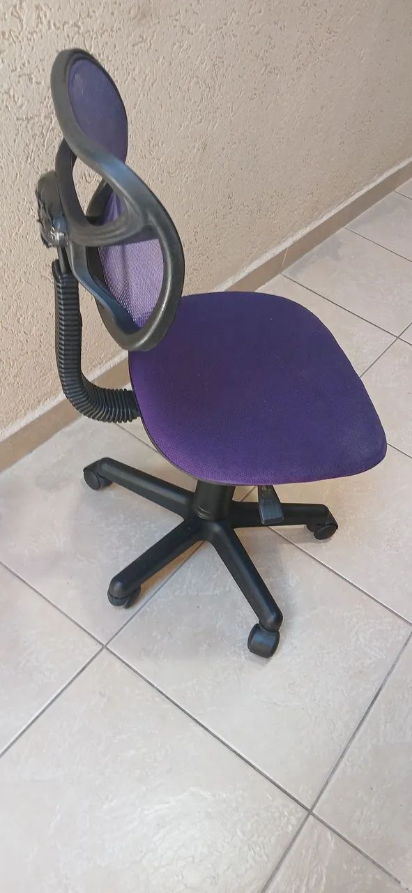 Cadeira giratório para escritório cor roxa - Foto 4