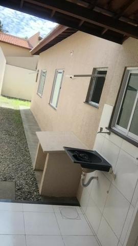Casa com duas suítes e documentação grátis | Ônibus na porta - Foto 4