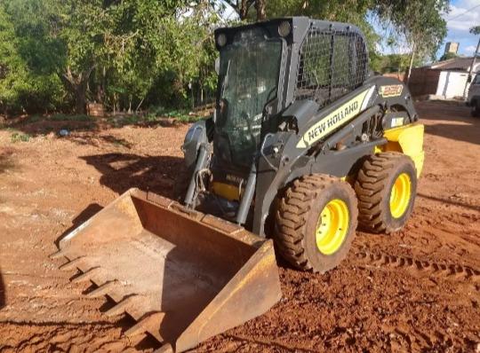 Mini - Carregadeira New Holland L220 - Foto 4