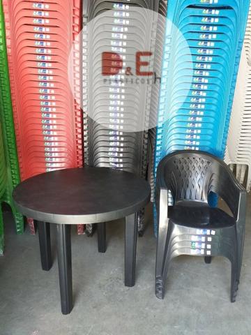 Conjunto com Mesa e Cadeiras Plásticas