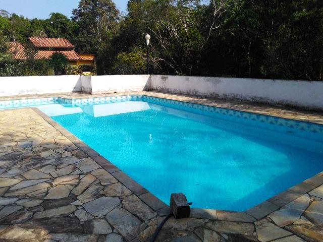 Chácara com casa de alto padrão e com linda e imensa piscina.(Tel. *) - Foto 2