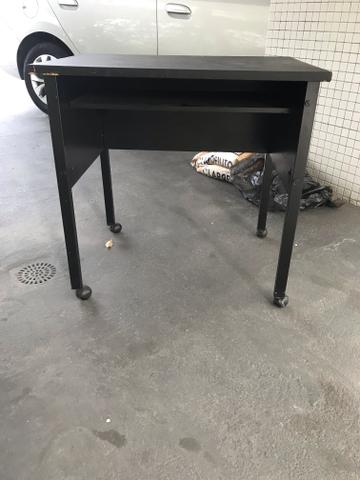 Mesa de madeira com rodízios
