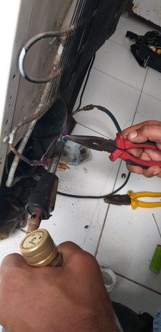 Consertamos geladeiras, máquina de lavar, freezer, ar-condicionado, bebedouros etc.