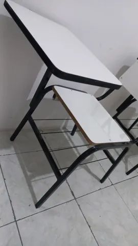 Cadeira escolar com mesa embutida